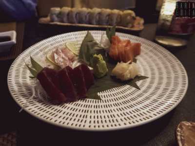 Diverso � invece il sashimi che consiste in una portata di di pesce crudo accompagnata dal wasabi, una salsa verde e piccantissima